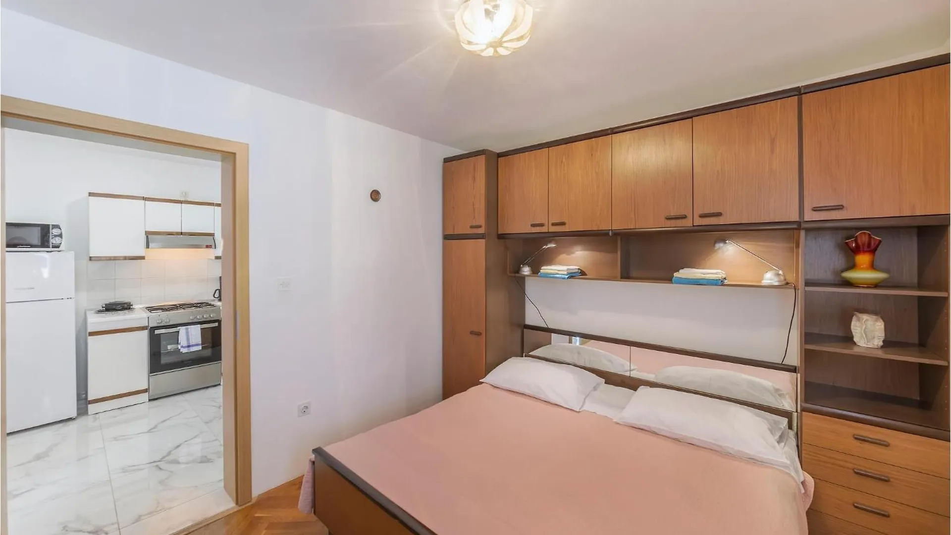 2 Bedroom Lovely Apartment In פולה 0*,