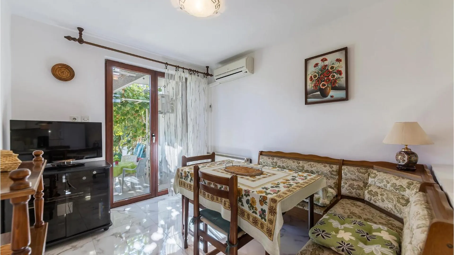 2 Bedroom Lovely Apartment In פולה 0*,
