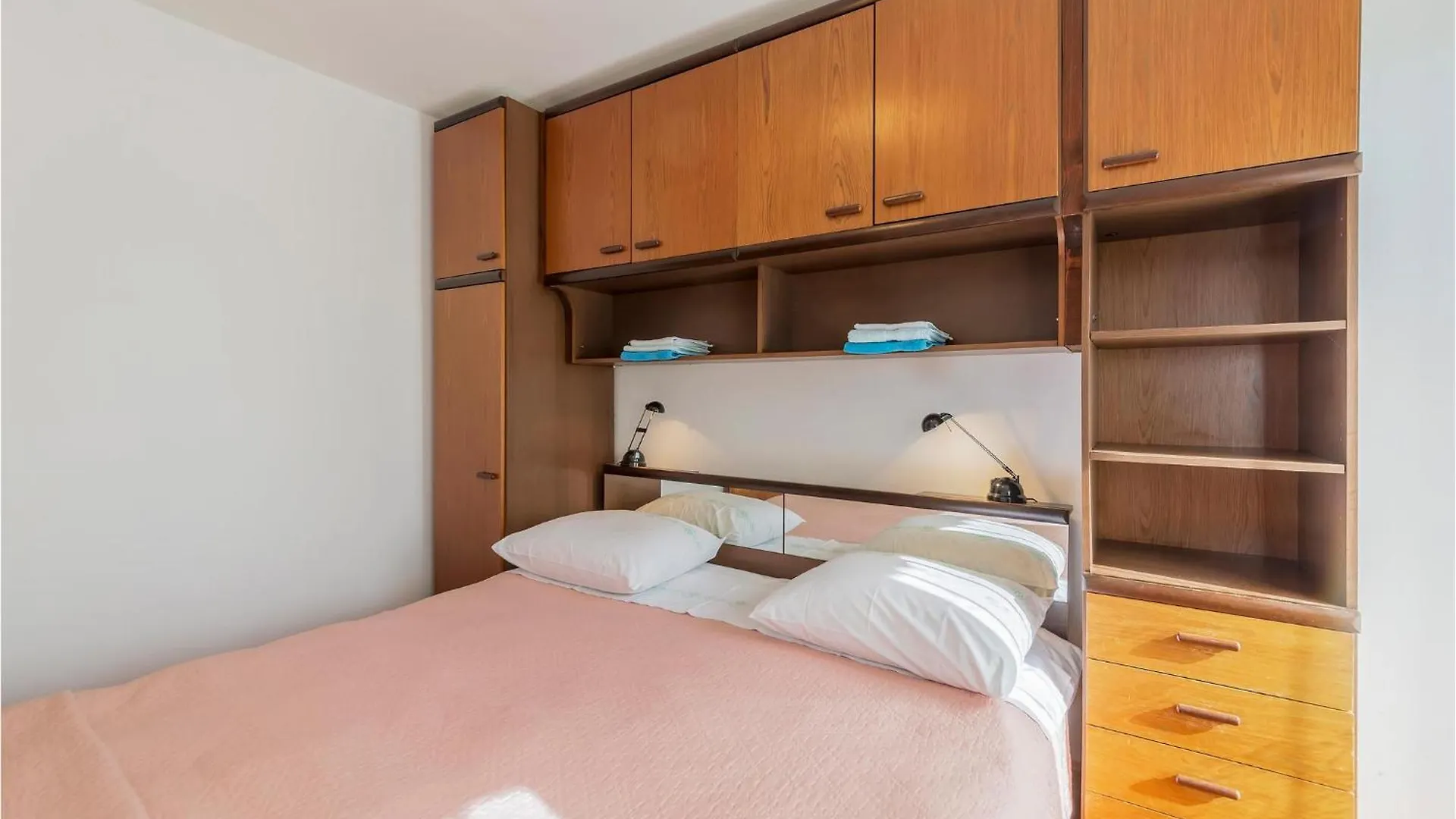 2 Bedroom Lovely Apartment In פולה